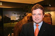 Dr. Michael Apel, Leiter des Museums Mensch und natur, vor Bruno (Foto: Martin Schmitz)